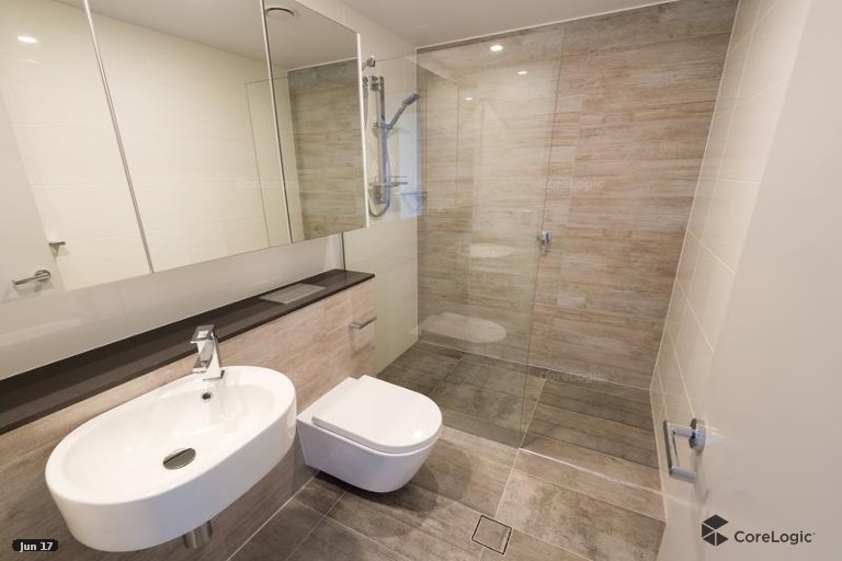 2 Como Crescent Southport QLD 4215