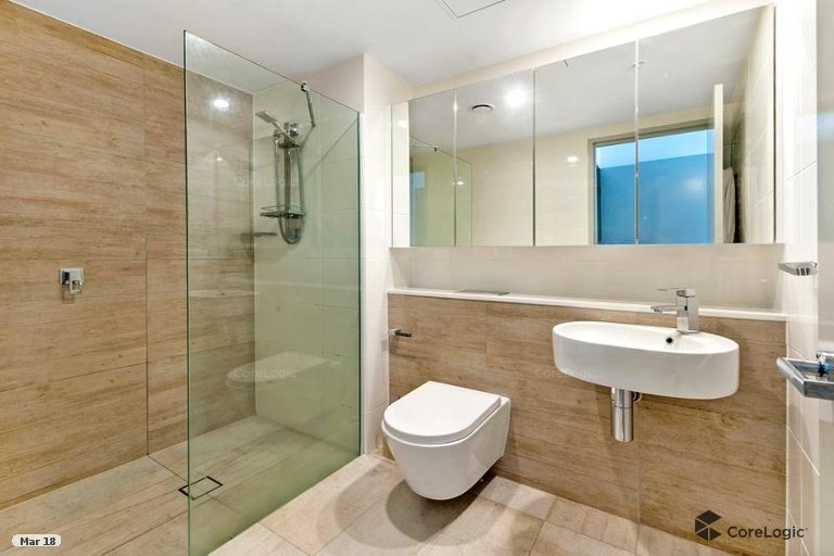 2 Como Crescent Southport QLD 4215